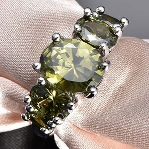 Sterling Silver 🌞 Olive Green Three-Stone Sparkling Ring - Size 8